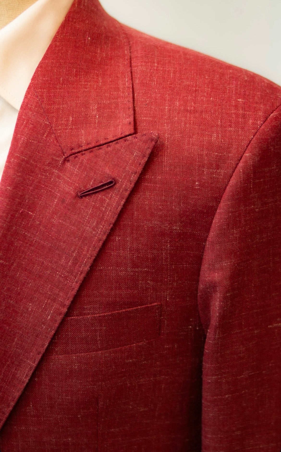 Milanese buttonhole hand finished on the lapel of a bespoke suit jacket